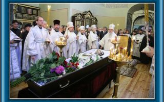 На какой день после похорон открывают зеркала по православию